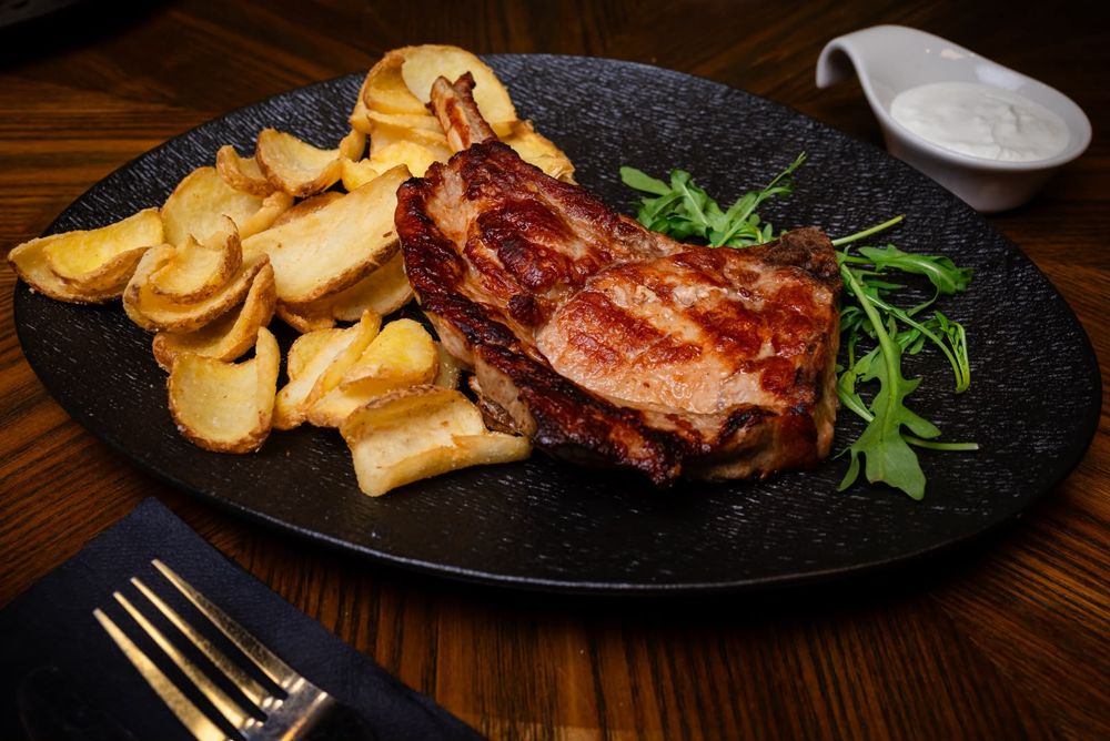 Tomahawk de porc cu cartofi dippers