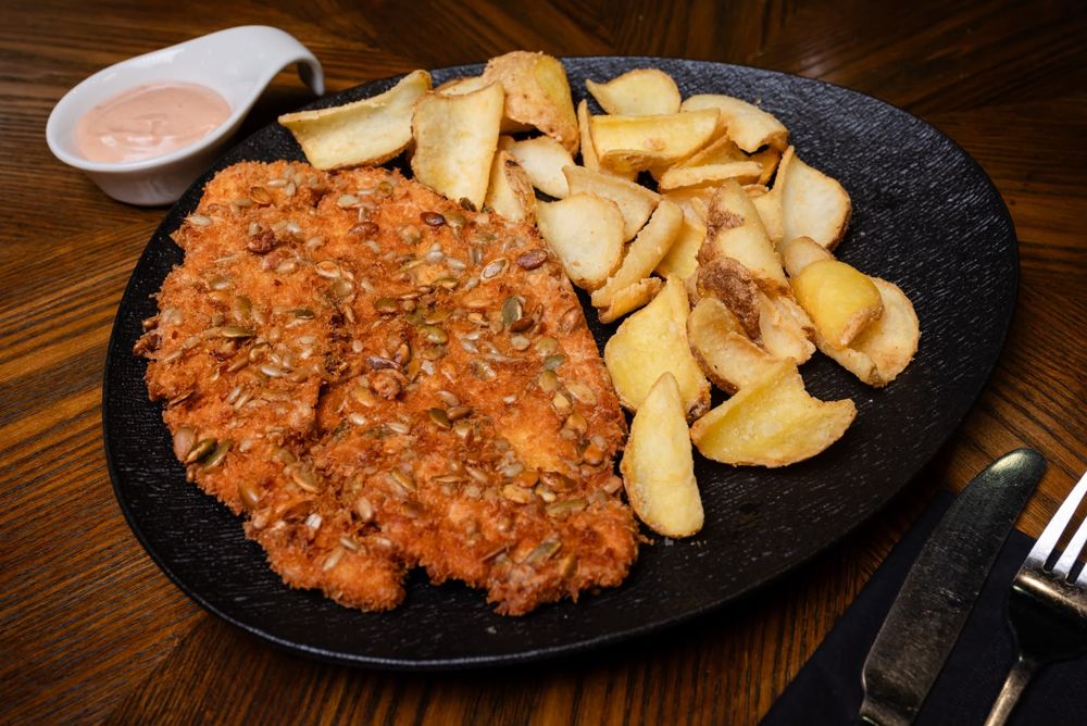 Șnițel de curcan cu semințe și cartofi dippers