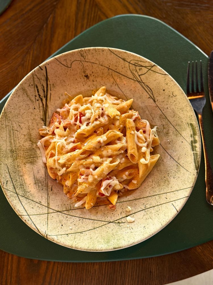 Penne cu roșii cherry, pesto din roșii uscate și mozzarella