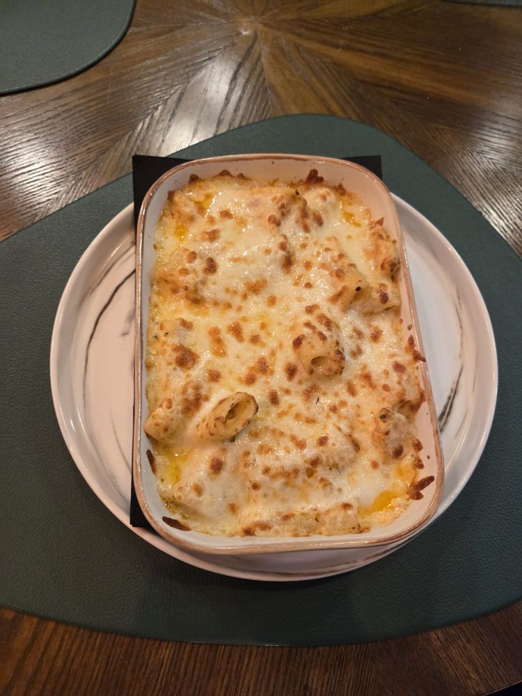 Rigatoni la cuptor cu pui și sos de brânzeturi