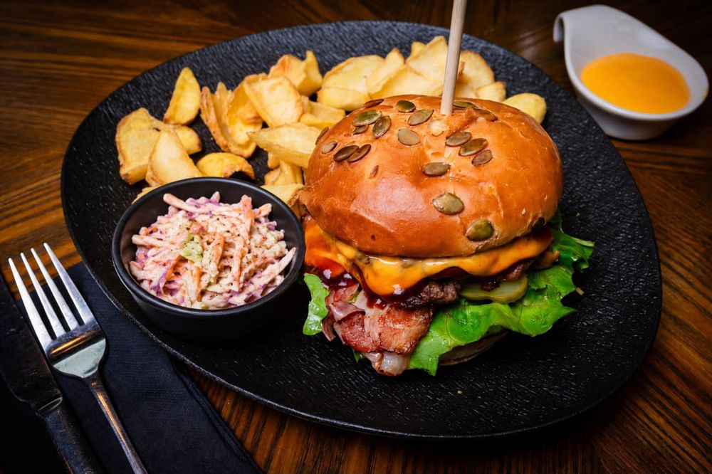 Cheeseburger Bona Mi cu sos BBQ