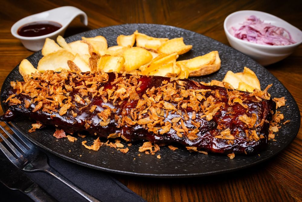 Coaste de porc fragede cu sos BBQ, cartofi dippers și salată coleslaw