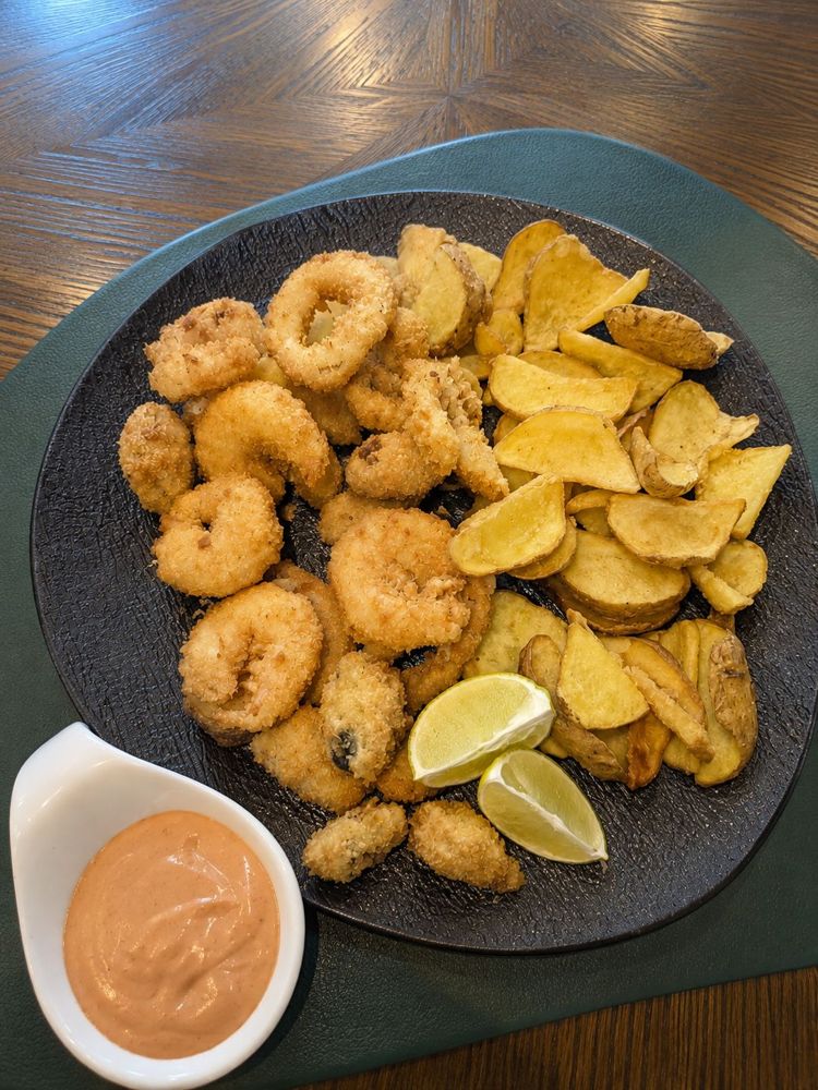 Fritto misto cu sos aioli, lime proaspăt și cartofi prăjiți